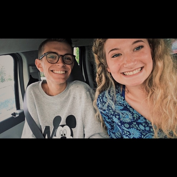 Meet your Posher, Malia - Picture 2 of 5